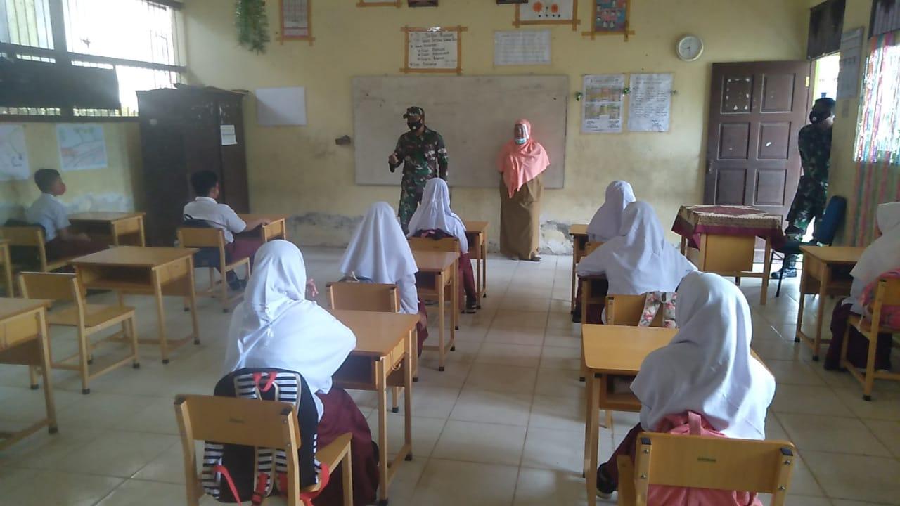 Babinsa Posramil Suka Makmue Tegakkan Protokol Kesehatan dan Sosialiasi di SDN 1 Lueng Baro