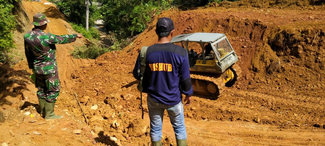 Pengerjaan Pembersihan Badan Jalan Lama TMMD Ke 109 Terus Digenjot
