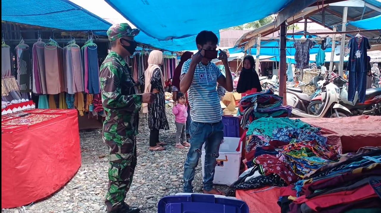 Babinsa Laksanakan Patroli Masker Ke Pasar Tradisional