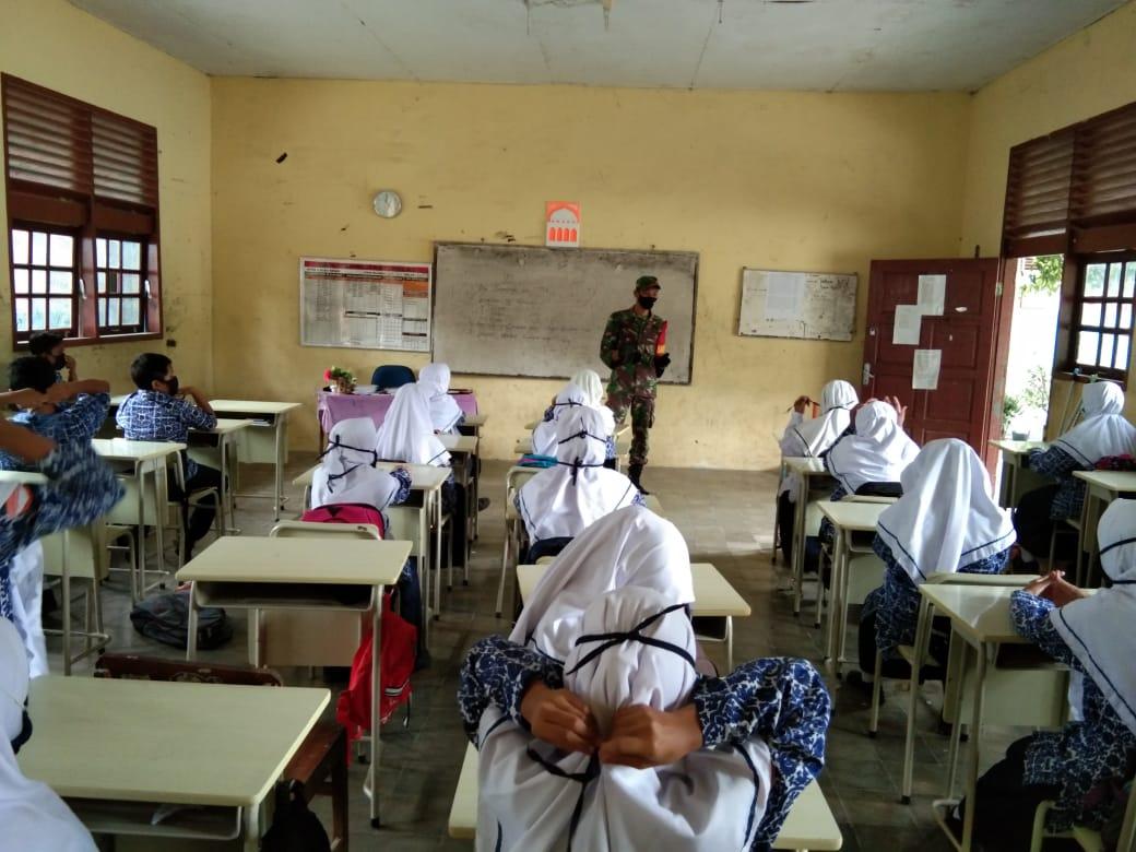 Babinsa Koramil 01/Seulimeum Sosialisai 3-M Di Sekolah