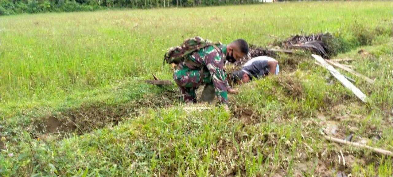 Babinsa, Kebersihan Saluran Air (Paret) Merupakan Salah Satu Faktor Dalam Mendukung Keberhasilan Swasembada Pangan