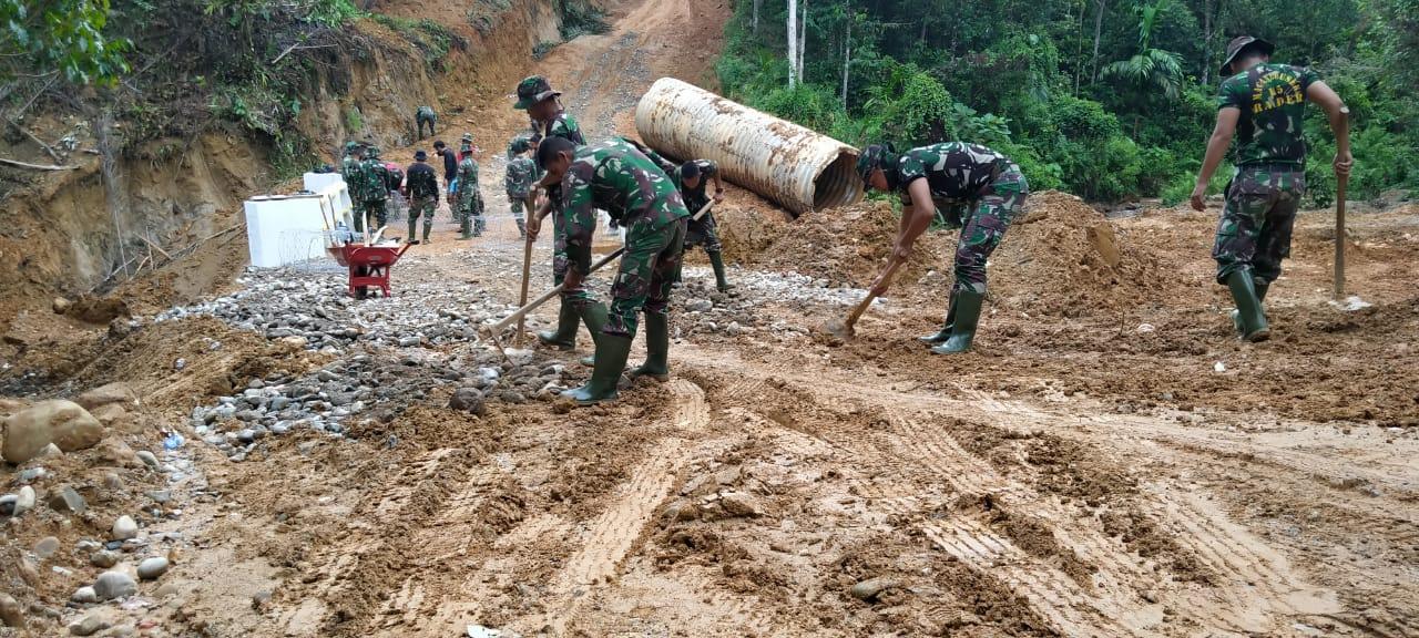 Satgas Tmmd Ke 109/Kodim 0110/Abdya Dengan Waktu Yang Ada Kebut Pengerjaan Pembukaan Badan Jalan