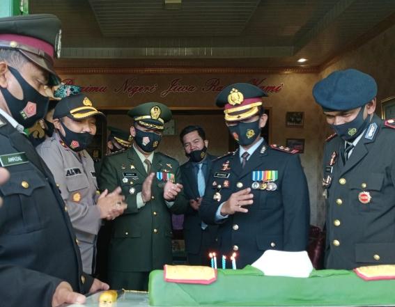Kapolres Nagan Raya Beri Kejutan Dandim Nagan Raya Di HUT TNI   