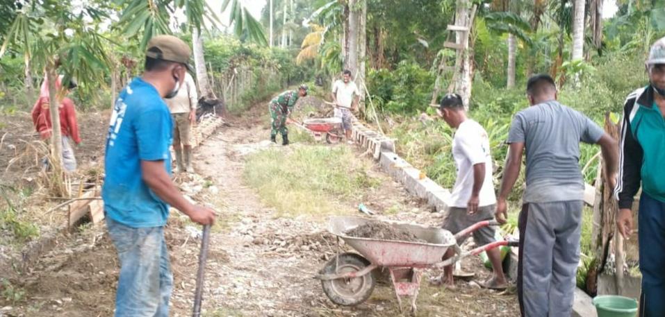 Berjibaku Dengan Warga Desa Binaan Babinsa Bangkitkan Rasa Semangat Bergotong Royong