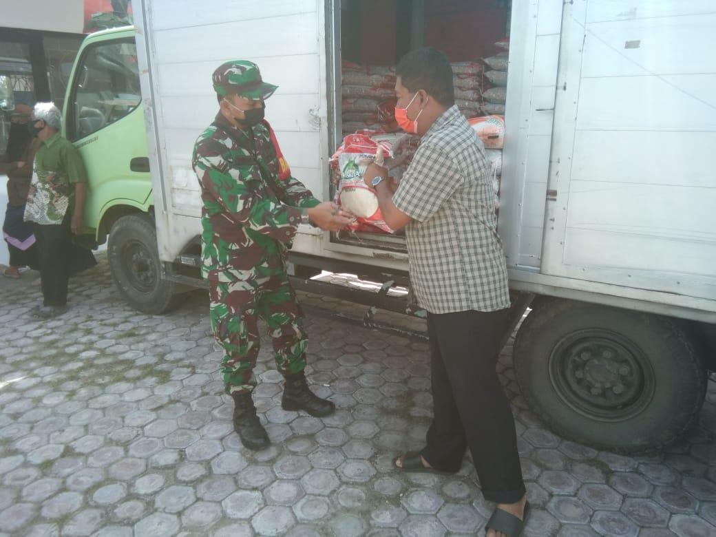 Babinsa Koramil 05/Mesjid Raya Mengawal Distribusi Bantuan
