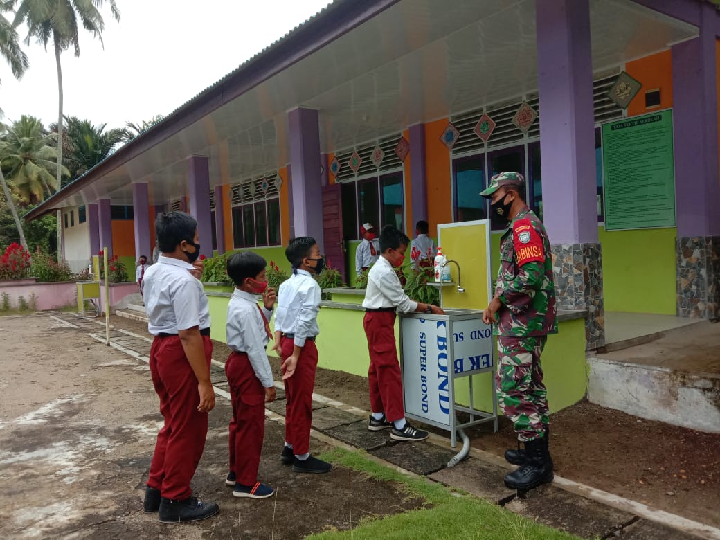 Babinsa Lakukan Pendisiplinan Protokol Kesehatan Terhadap Pelajar SD