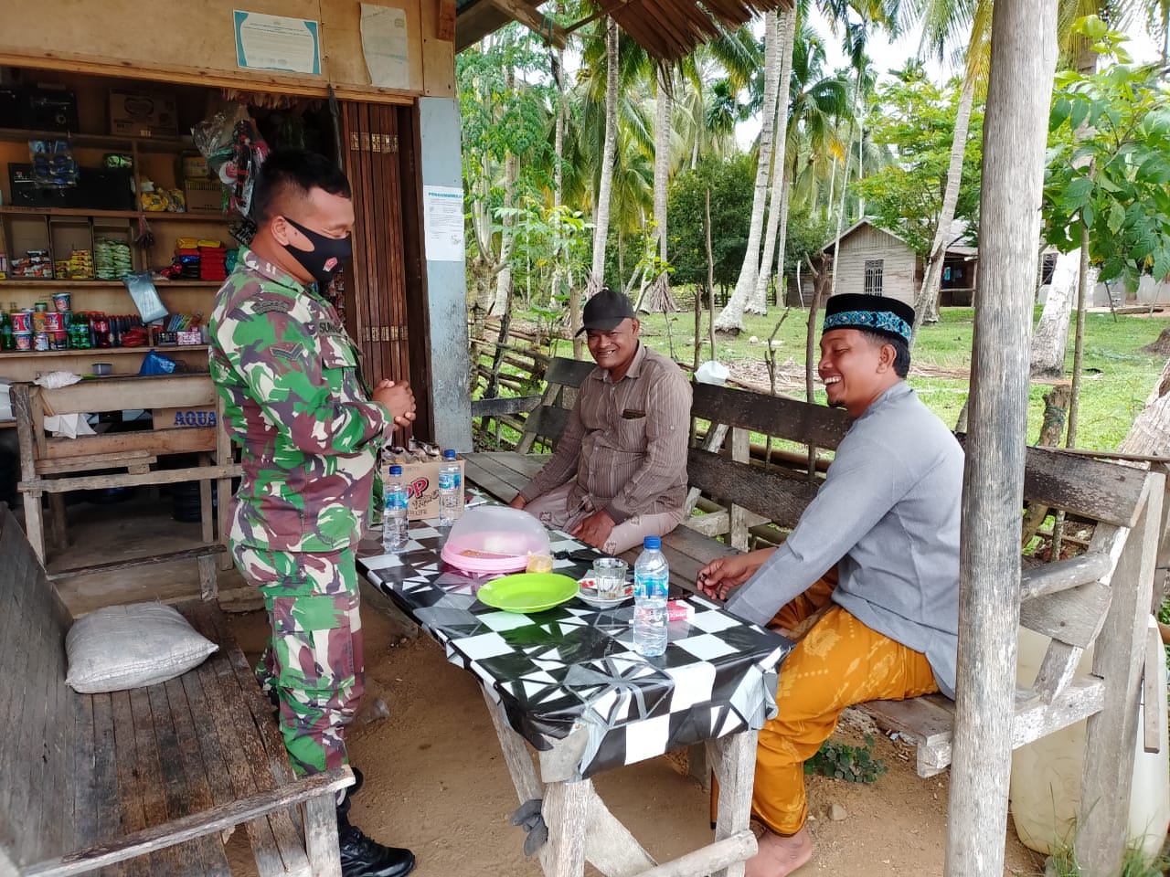 Pererat Hubungan TNI-Rakyat, Babinsa Koramil 09/Nrs Komsos Bersama Masyarakat