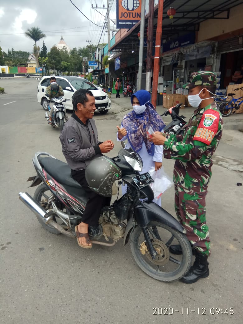 Anggota Koramil 01/Kota dan Personil Gabungan Takengon Bagikan Masker Gratis Untuk Warga