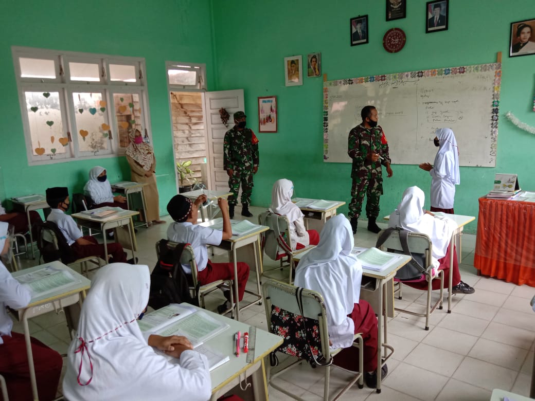 Koramil Calang  Berikan Sosialisasi Prokes  Bagi  Pelajar SD