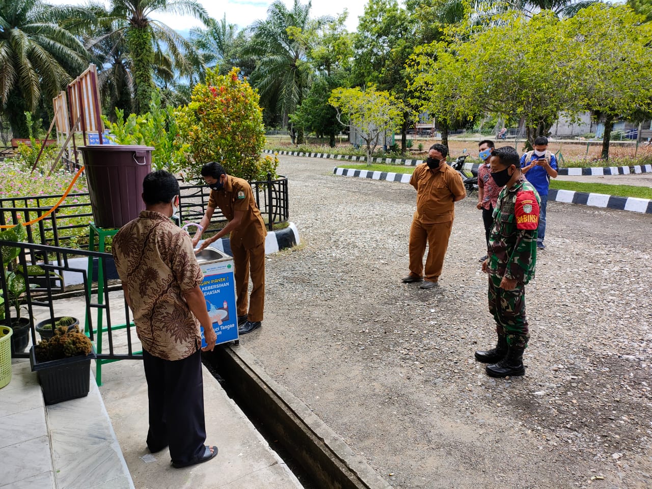 Babinsa Koramil 14/Pasie Raja Pantau Penerapan Protkes di SMK Negeri 1 Pasie Raja