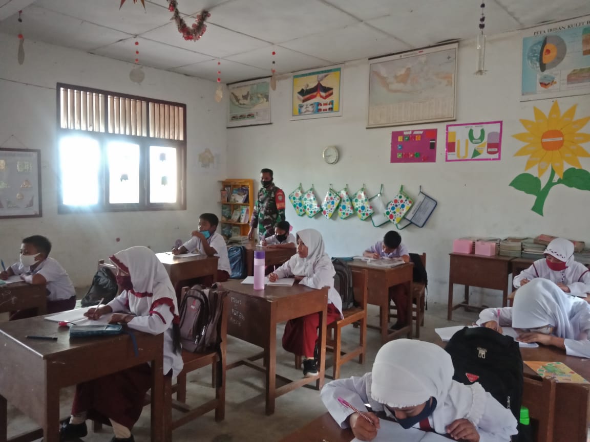 Babinsa Sosialisasikan Kepada Pelajar Terapkan Disiplin Prokes