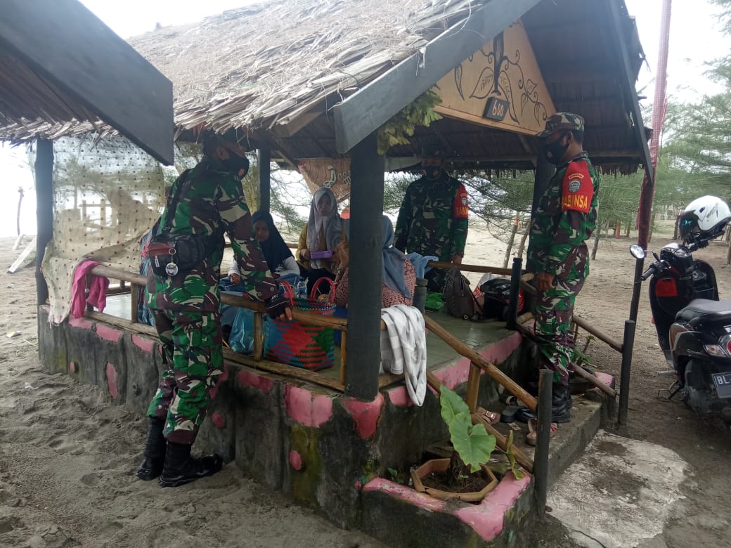 Babinsa Kuala Pesisir Himbau Pengunjung Pantai Penaga Permai Patuhi Prokes