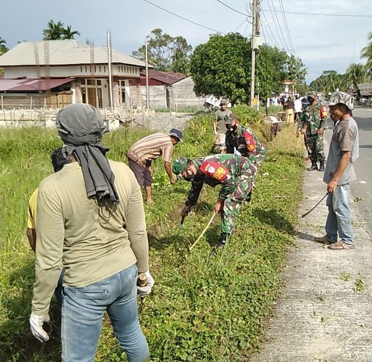 Tanamkan Rasa Kebersamaan, Babinsa Bersama Warga Membersihkan Selokan