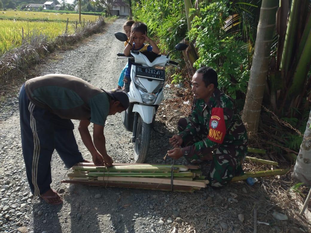 Babinsa Bantu Petani mencari batang Rumbia Untuk Buat Pagar Sawah