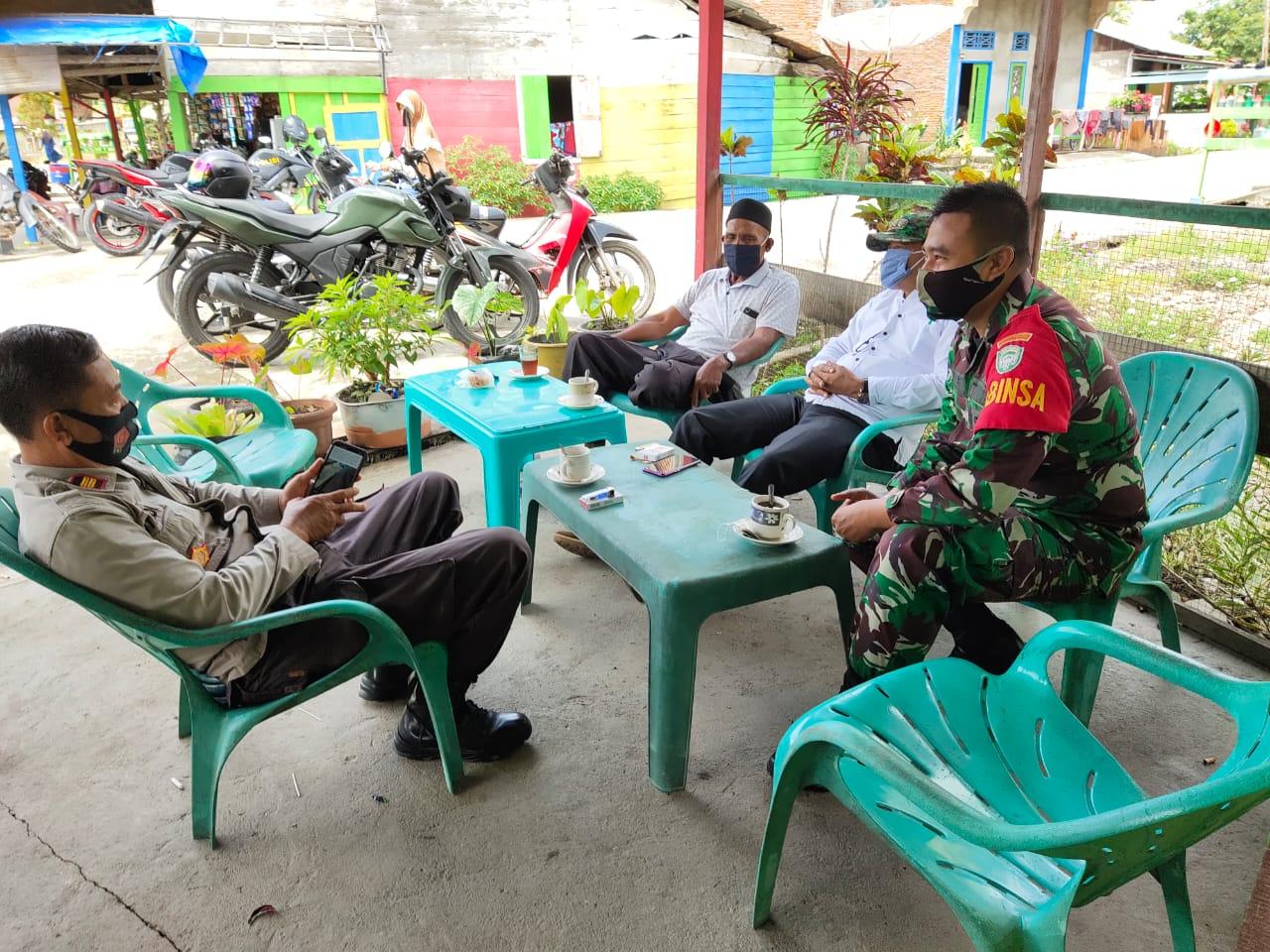 Babinsa dan Kapolsek Kluet Timur Pesan Ini Pada Perangkat Desa Paya Dapur Saat Komsos