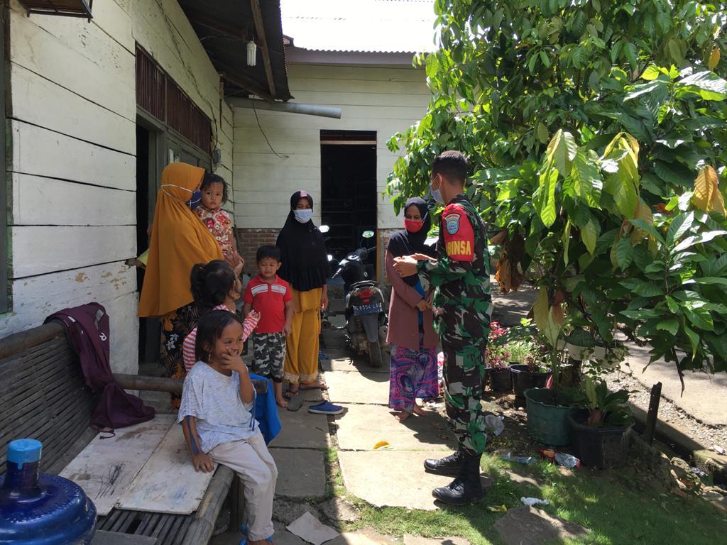 Dengan Komsos Datangi Warganya, Babinsa Jalin Keakraban