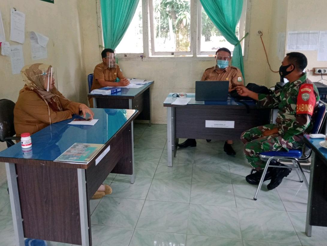 Silaturrahmi ke Dewan Guru, Babinsa Lembah Sabil Tinjau Penerapan Prokes di Sekolah