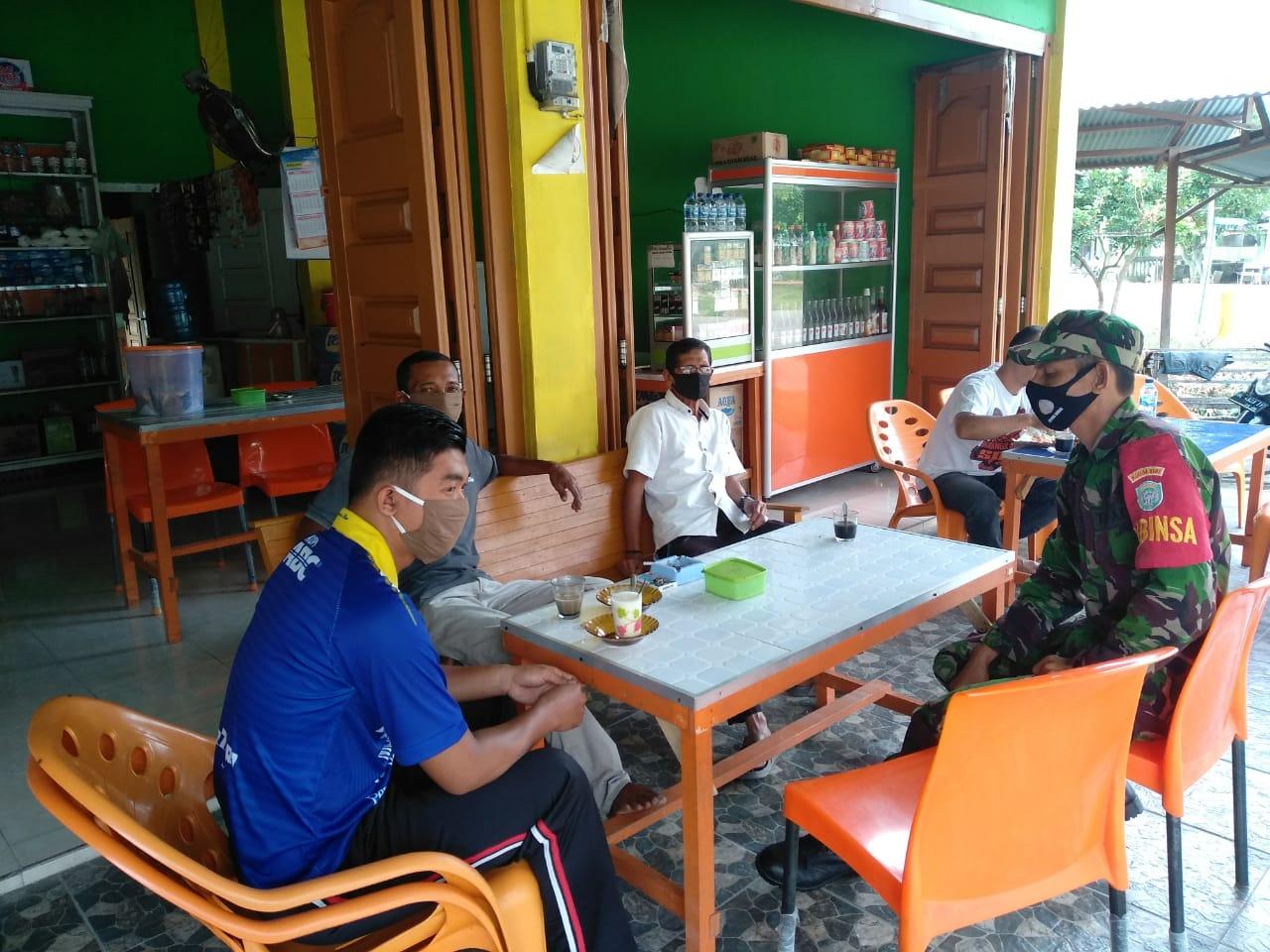 Tidak Lelah, Babinsa Koramil 04/Sawang Ajak Warga Desa Binaannya Patuhi Protkes Sebagai Upaya Pencegahan Covid-19