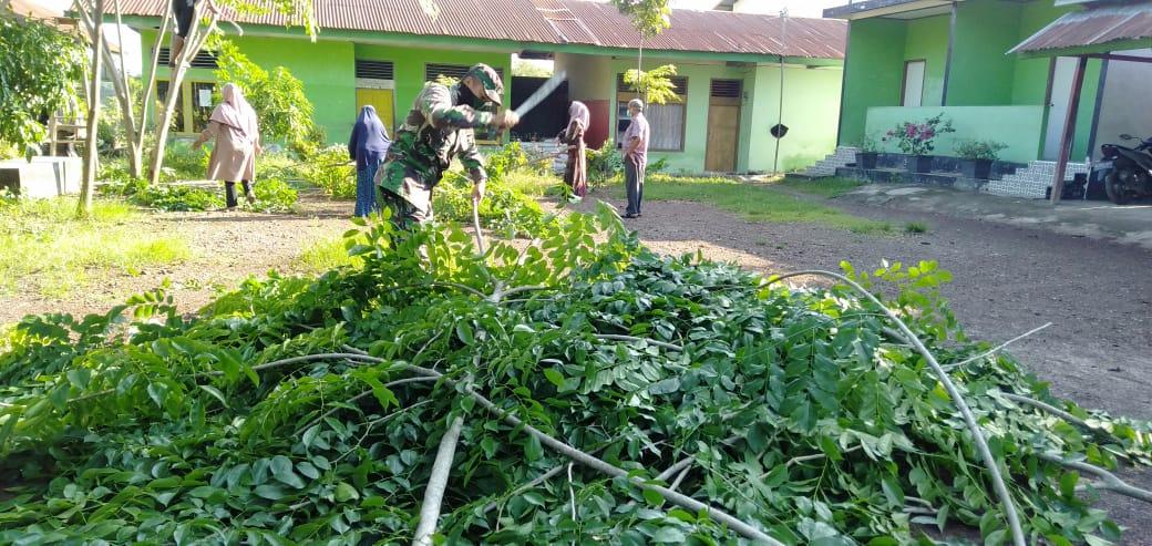 Kepedulian Babinsa Dalam Menjaga Kebersihan Lingkungan Sekolah