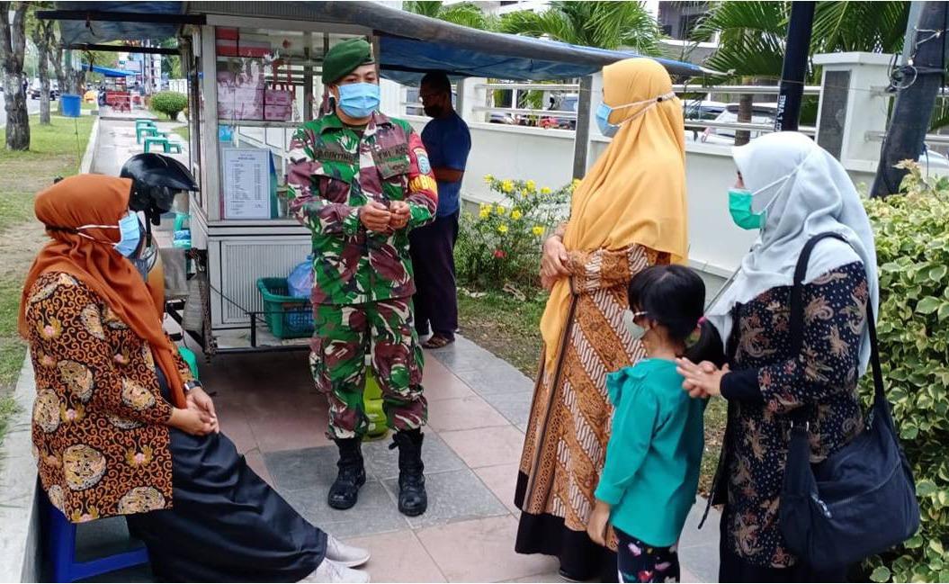 Terus Himbau Warga, Babinsa Koramil 13/Kuta Alam Ajak Prokes Covid-19