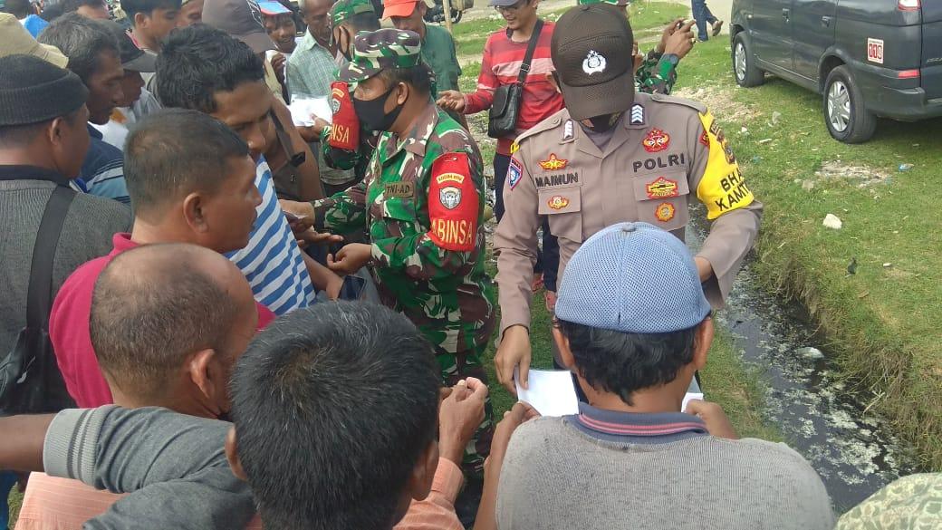 Antisipasi Penyebaran Covid 19, Babinsa Dan Muspika Bagi 500 Masker Kepada Masyarakat