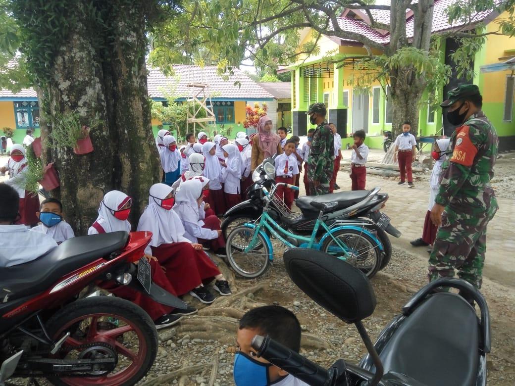 Peduli Generasi Penerus Bangsa, Babinsa Sosialisasikan Protokol Kesehatan Kelingkungan Sekolah