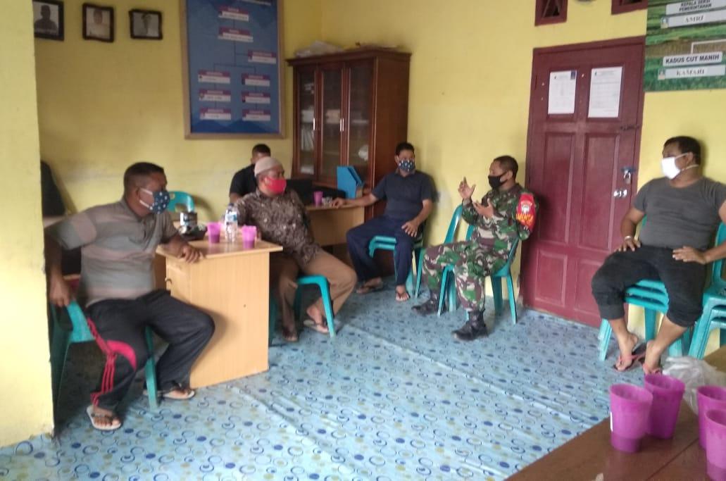 Di tengah Covid-19 Babinsa Posramil Suka Makmue melaksanakan komsos bersama warga binaan