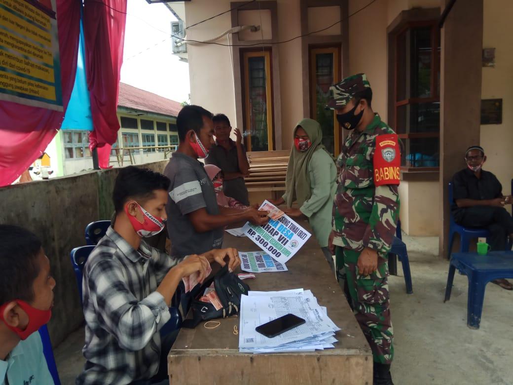 Anggota Posramil 03/Jeumpa Dampingi Pembagian BLT Tahap VII Dan VIII Desa Jeumpa Barat