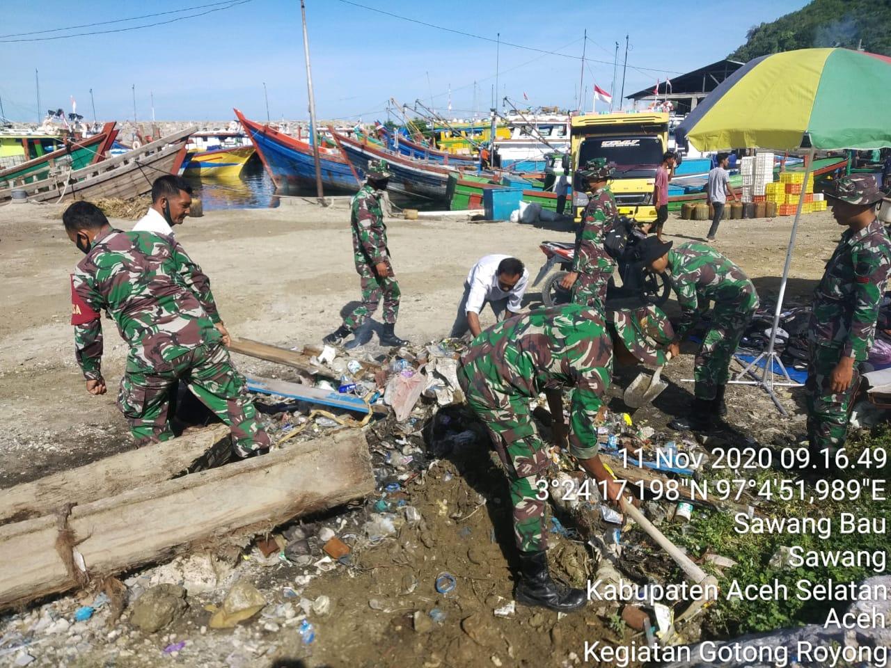 Cipta Kebersihan Lingkungan, TNI/Polri, Pemerintah Kecamatan dan Masyarakat Gotong Royong di TPI Sawang