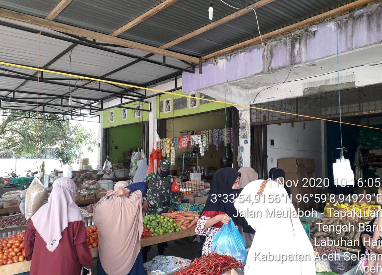 Keliling Wilayah, Sertu Syarif Pantau Aktivitas Pasar Padang Baru Lateng