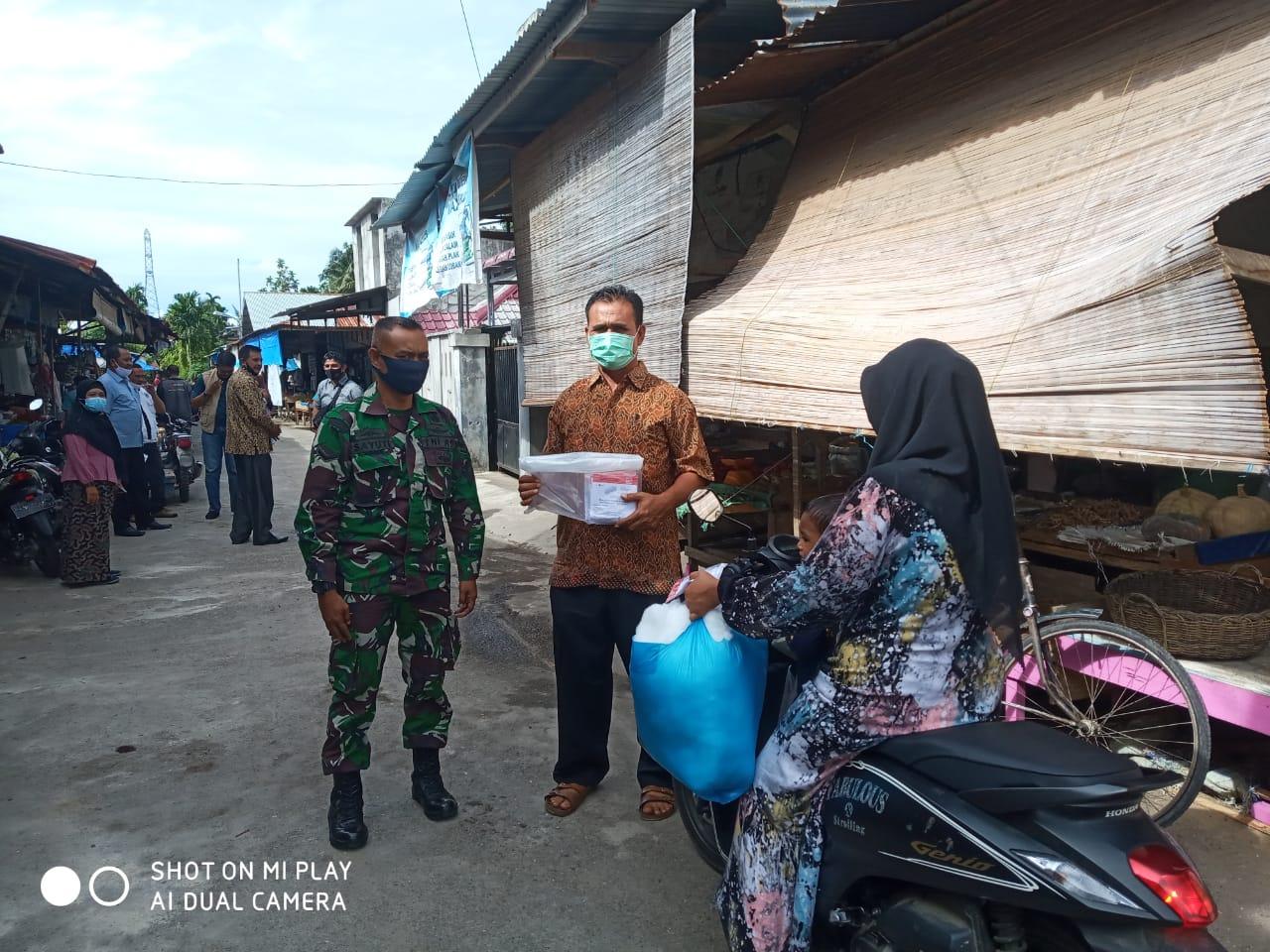 Lindungi Kesehatan Warga, Serda Sayuti Dampingi Petugas Puskesmas dan Dinas Terkait Bagi-Bagi Masker