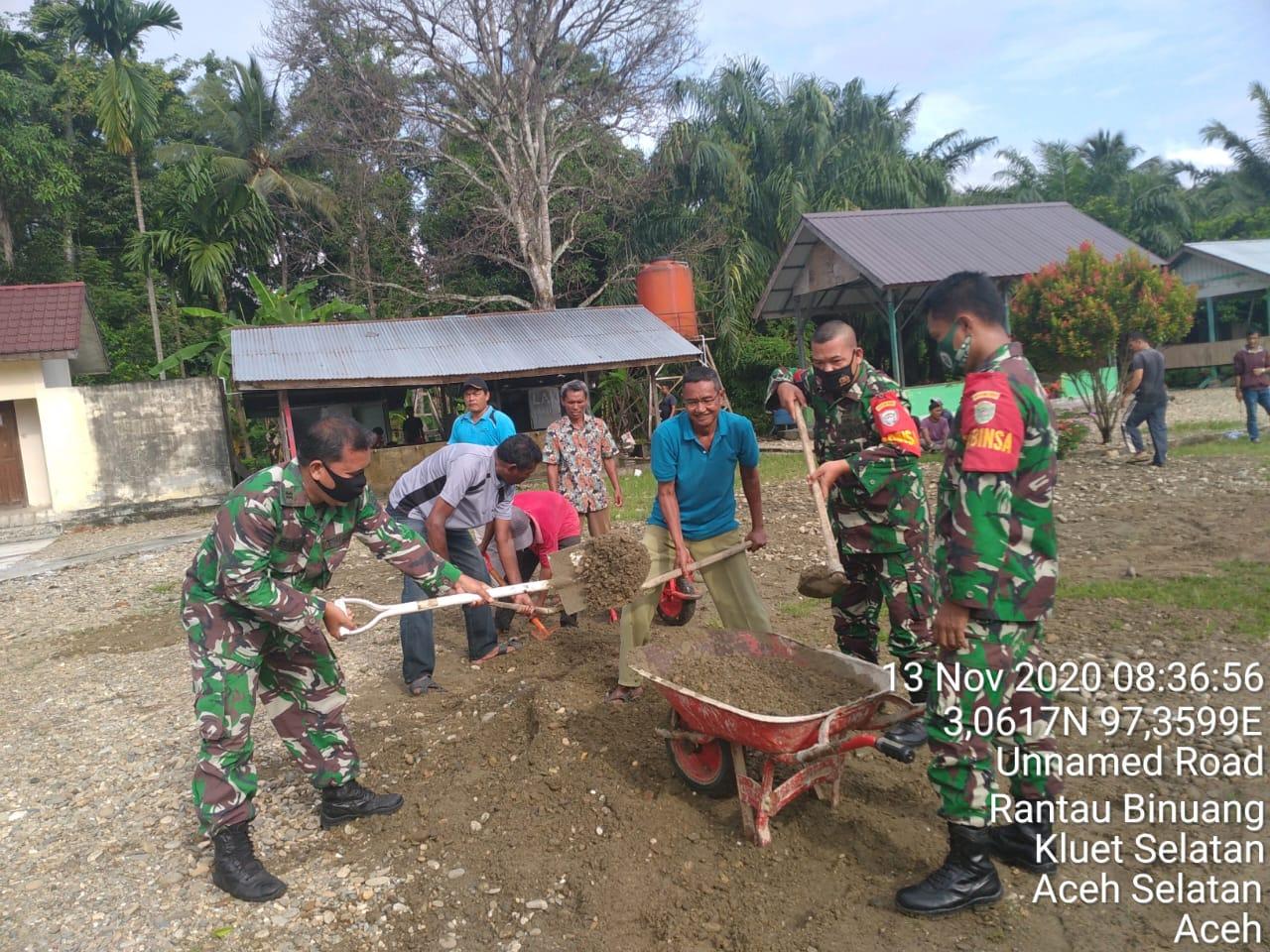 Sukseskan MTQ Tingkat Kecamatan, TNI/Polri Bantu Pemerintah Kecamatan Kluet Selatan Siapkan Tempat