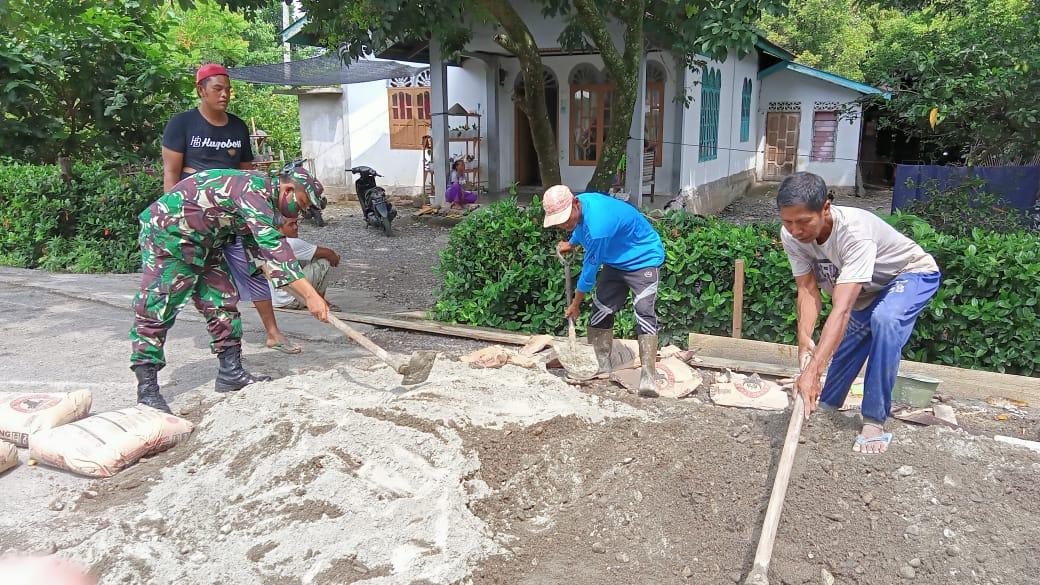 Babinsa Posramil 09/Lembah Sabil Bantu Masyarakat Cor Jalan Desa 