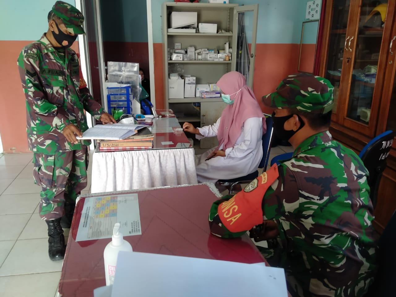 Babinsa Koramil 06/Manggeng Bersama Petugas Kesehatan Cek Data Kesehatan Masyarakat