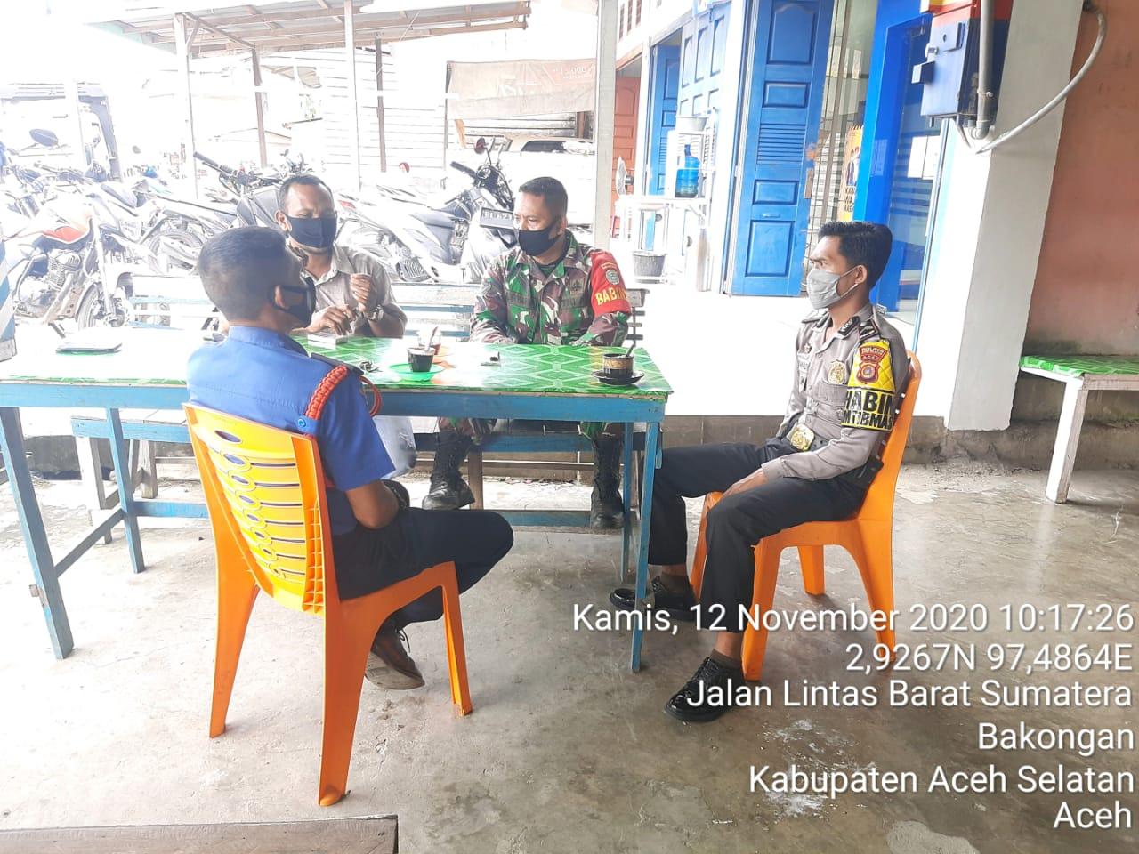 Tingkatkan Hubungan Kerjasama Yang Baik, Babinsa dan Bhabinkamtibmas Komsos Dengan Petugas Damkar