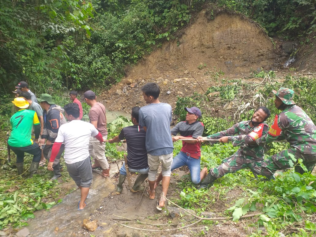 Koramil 01/Bandar Bersama Masyarakat Bangun Jembatan Darurat
