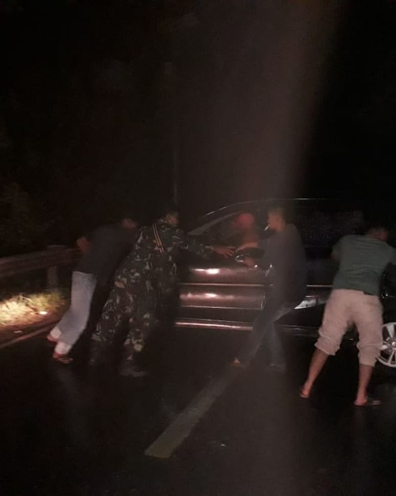 Babinsa Lamno Bantu Evakuasi Korban Laka Lalin