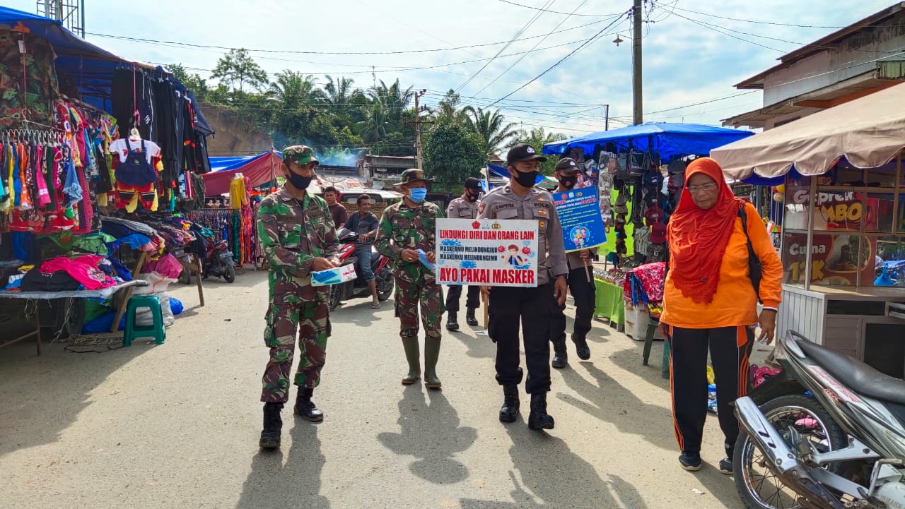 TNI-Polri Sinergi Lakukan Sosialisasi Pencegahan COVID-19