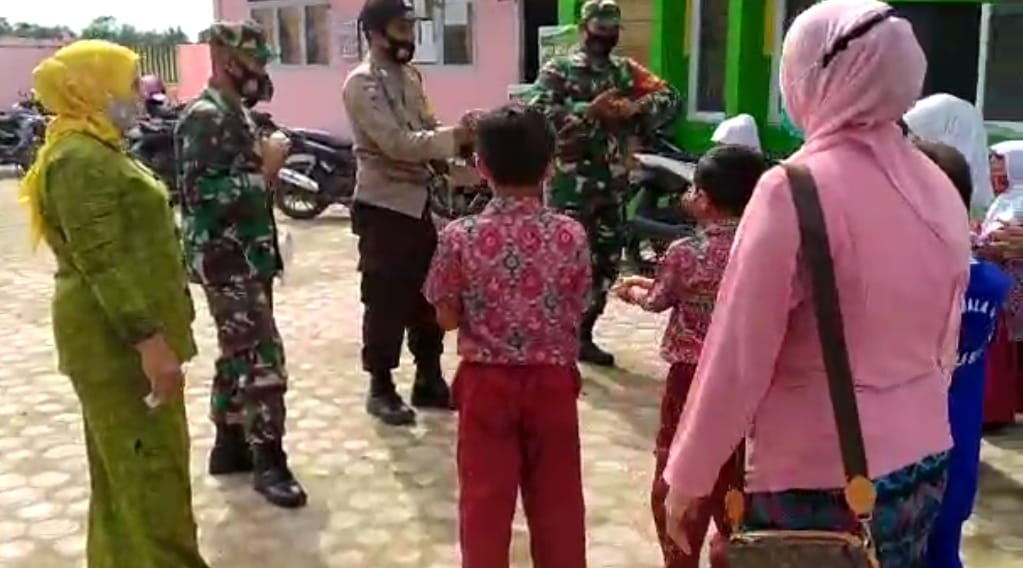 Sambangi Siswa/Siswi Sekolah Dasar, Babinsa Dan Bhabinkamtibmas Sosialisasikan Protokol Kesehatan