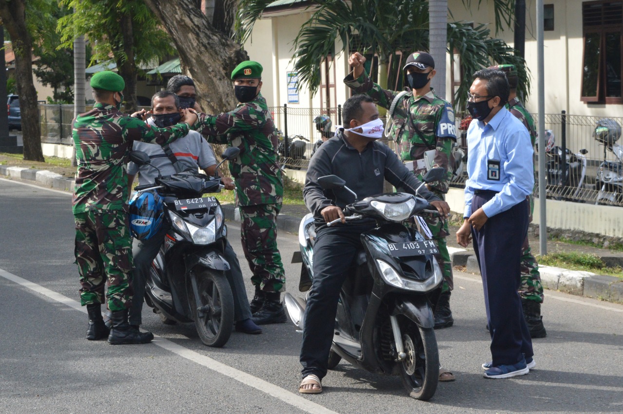 Personil Satuan Hubdam IM Bersama Staf KPPN Tipe A1 Banda Aceh Membagikan Masker Kepada Pengguna Jalan