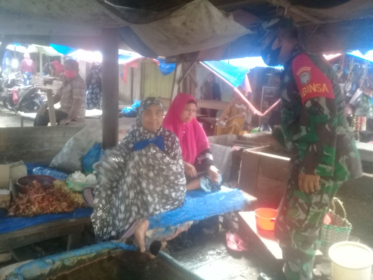 Peduli Covid-19, Ditengah Kerumunan Babinsa Himbau Warga Agar Pakai Masker