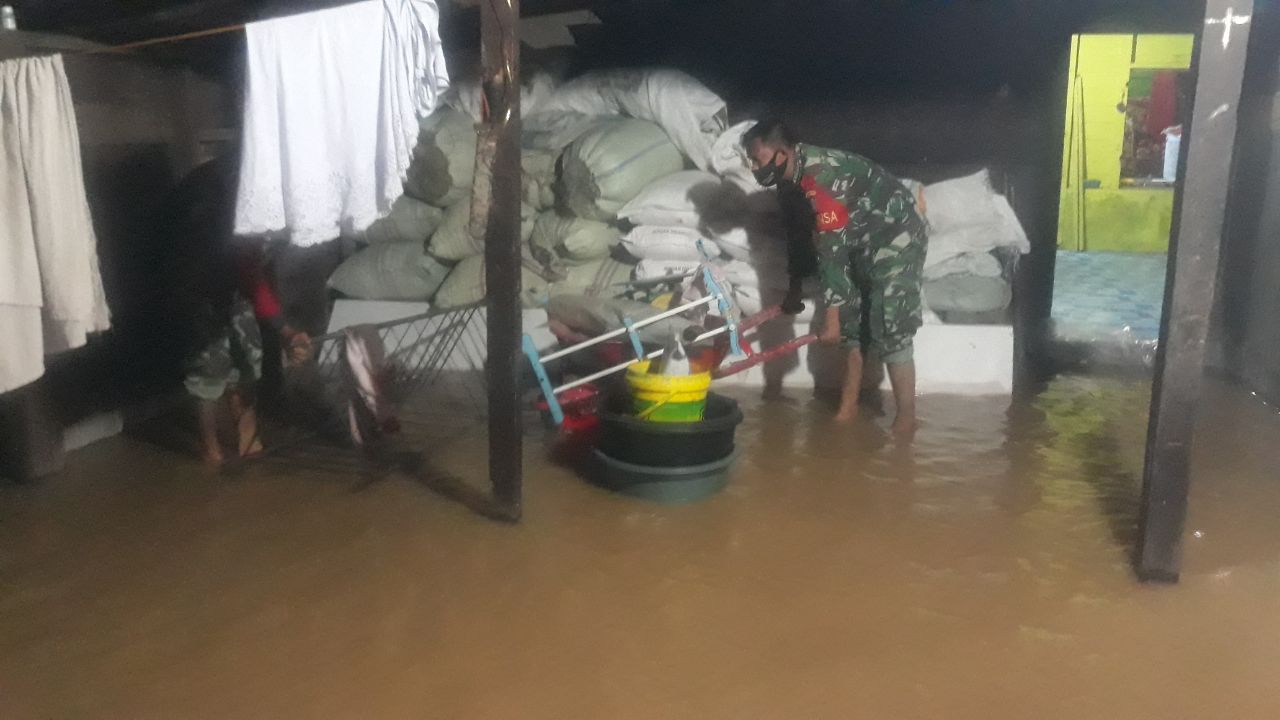 Tanggap Bencana, Kodim Agara Melakukan Evakuasi Barang di Lokasi  Banjir