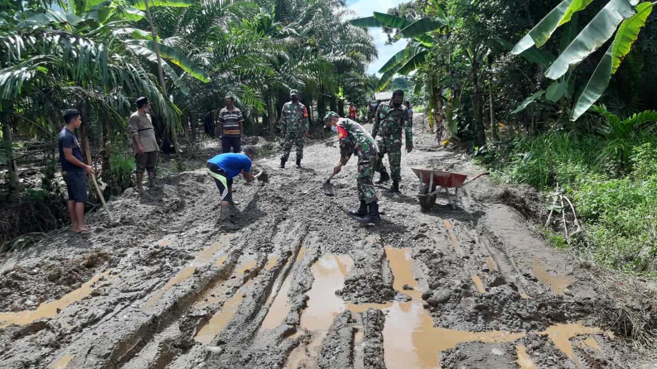 TNI dan Warga Perbaiki Jalan Desa Terpencil di Aceh Jaya