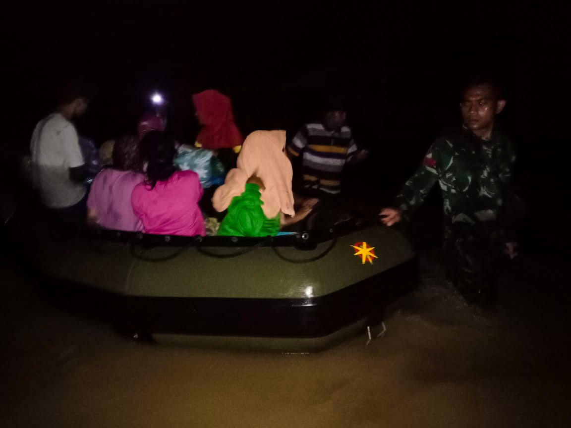 Ratusan Prajurit TNI Diterjunkan Bantu Korban Banjir di Aceh Aceh Timur