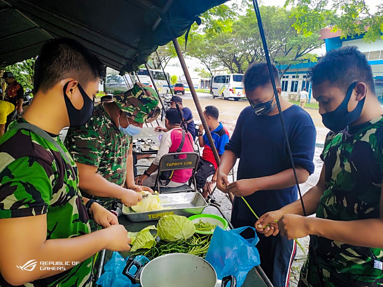 TNI Dirikan Dapur Umum Bantu Korban Banjir Aceh Timur