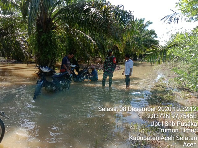 Danramil 09/Trumon Siagakan Personil Babinsanya Pantau Situasi Banjir Kiriman di Trumon Timur dan Trumon Tengah