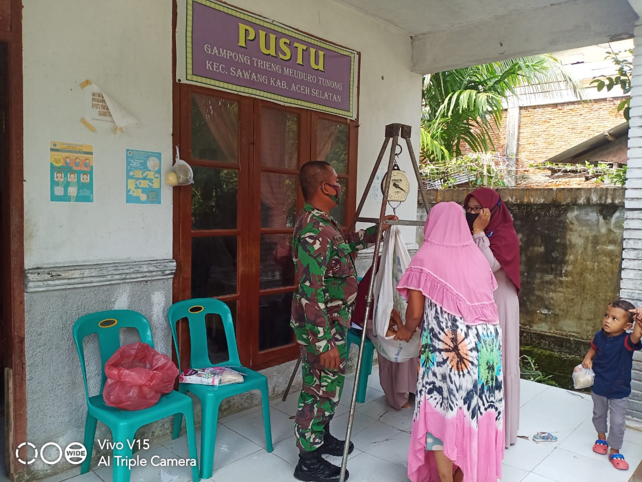 Peduli Kesehatan Masyarakat, Babinsa Koramil 04/Sawang Dampingi Kegiatan Posyandu di Wilayah Desa Binaan