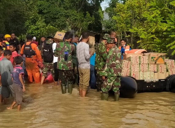 Peduli Terhadap Warganya yang Terkena Banjir, Babinsa Bantu Salurkan Sembako