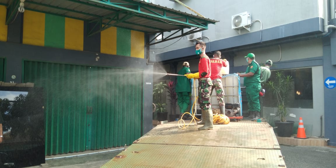 PENYEMPROTAN DISINFEKTAN COVID-19 DILAKSANAKAN SATUAN PALDAM IM PASAR ACEH