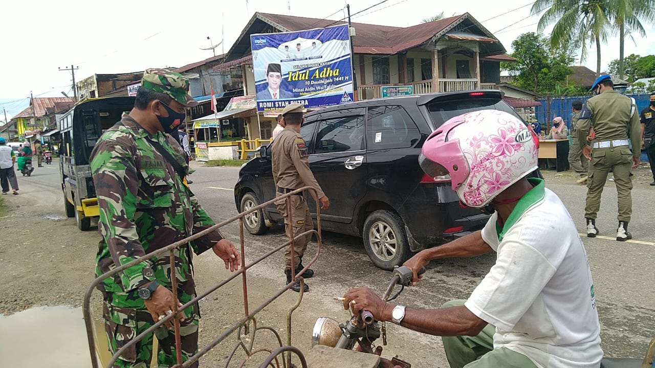 PASTIKAN MASYARAKAT MENGIKUTI PROTOKOL KESEHATAN, SATGAS COVID 19 KODIM 0110/ABDYA GELAR PENERTIBAN PROKES